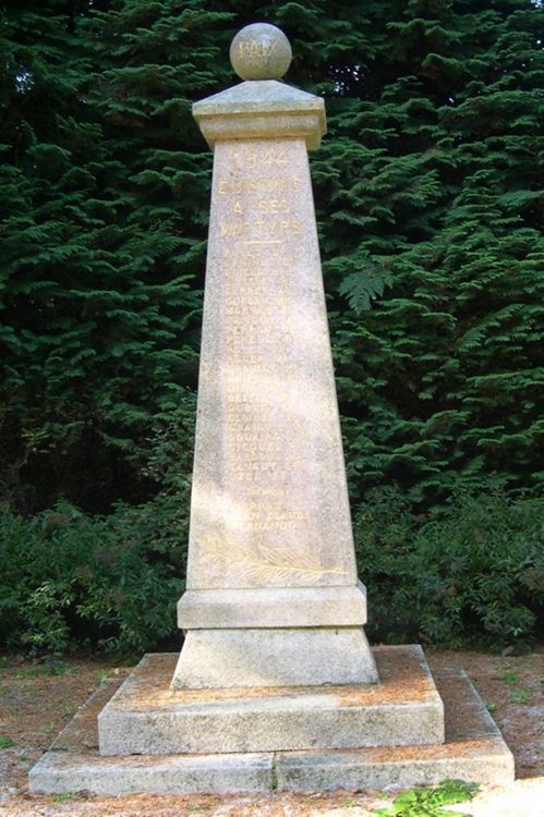 Le monument du hameau de Kerdinam, près de Quistinic, à la mémoire des 26 résistants tombés à Quistinic en 1944.