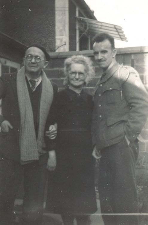 Jules Verheylewegem avec son père Édouard et sa belle-mère Germaine dans le jardin du 18, rue Charles-Duflos à Bois-Colombes, vers 1938