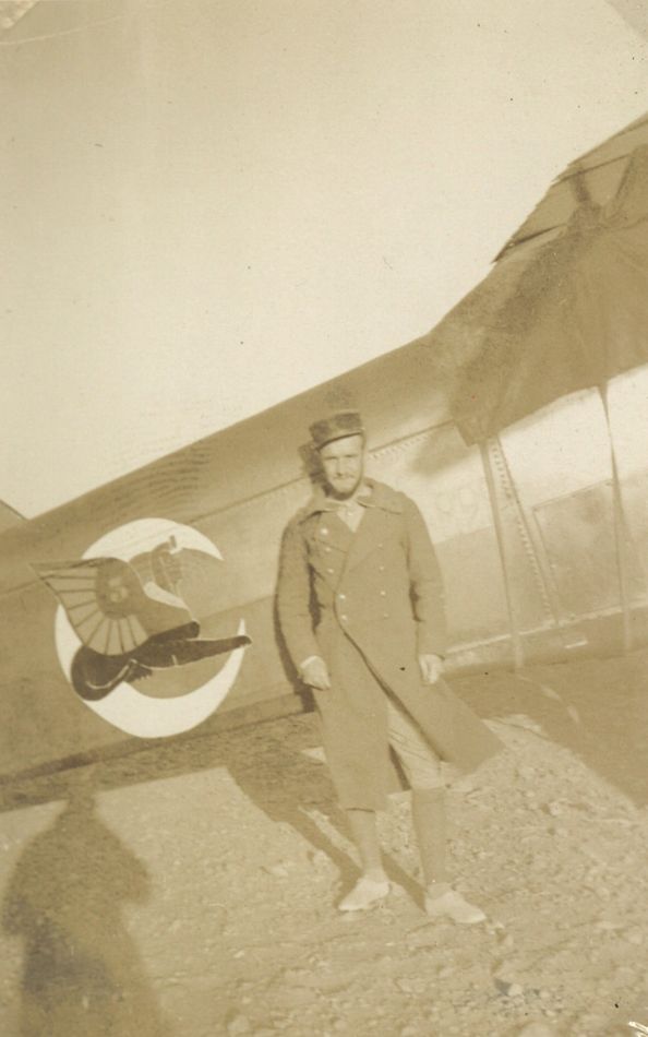 Portrait de Jules Verheylewegem en militaire devant un avion de la compagnie Air France en 1935