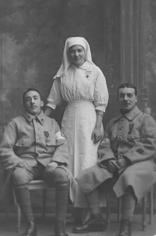 Marie-Louise Tailhades posant avec deux de ses patients