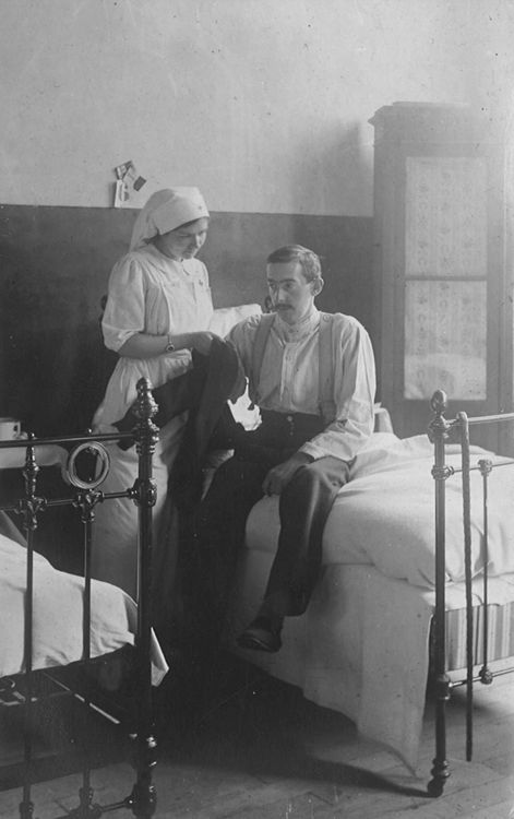 Marie-Louise Tailhades habillant un patient, 1915