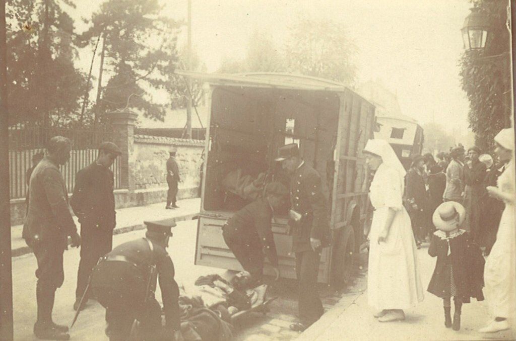 Arrivée d’une ambulance devant l’hôpital auxiliaire n°202, 1914-1918