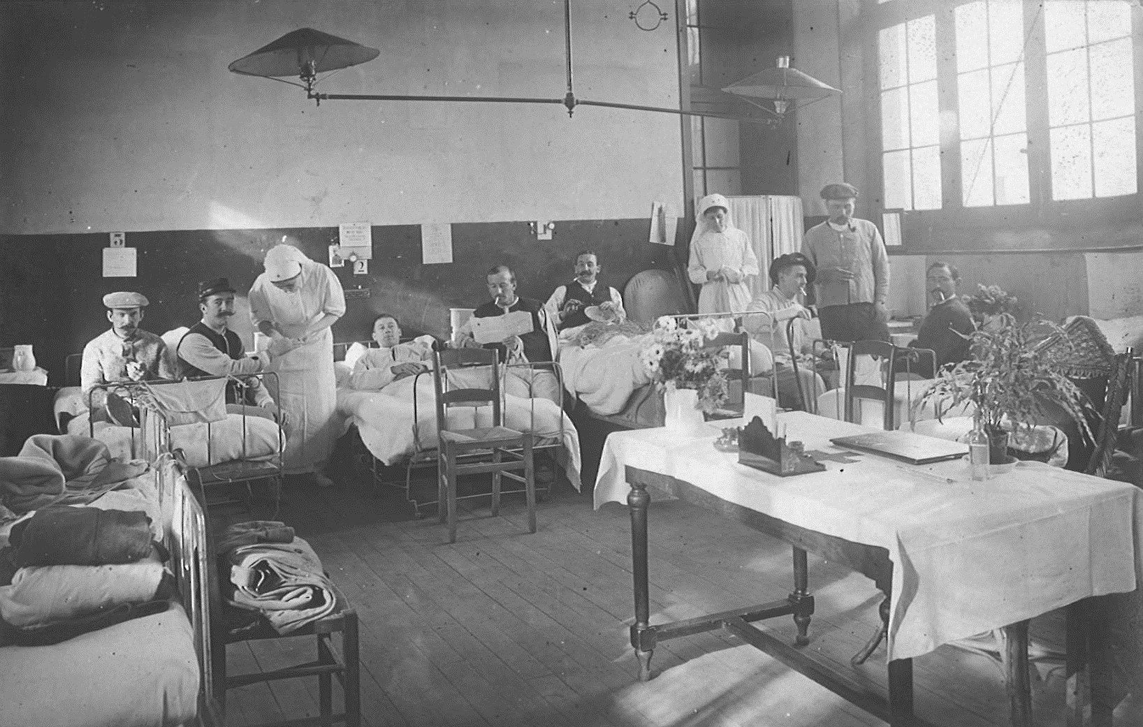 Salle de classe transformée en dortoir, pendant les soins aux blessés, 1914-1918