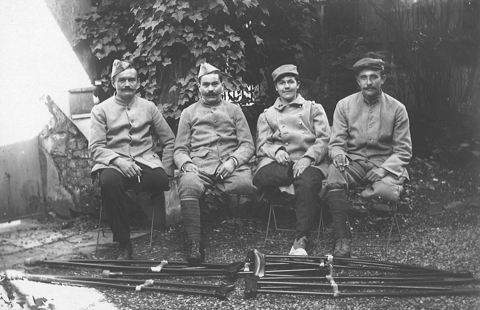 Convalescents dans la cour de l’hôpital, 1914-1918