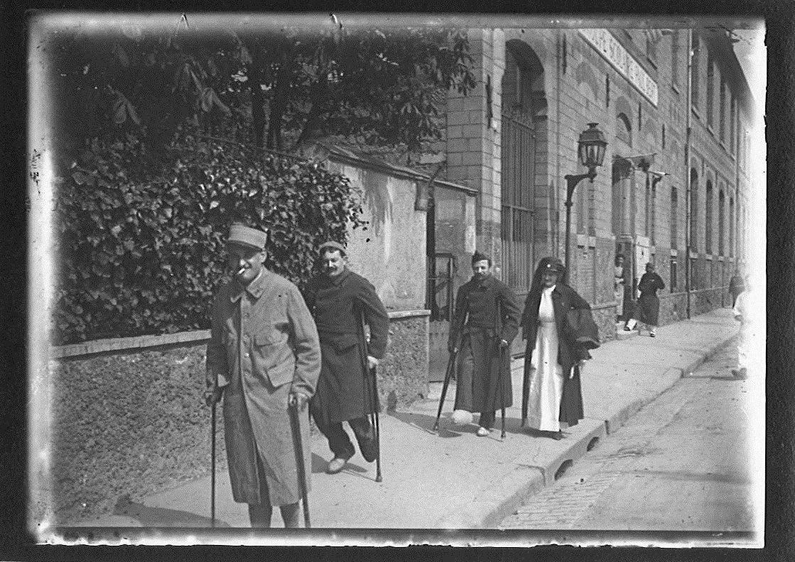 Sortie de convalescents dans la rue Paul-Déroulède, 1914-1918