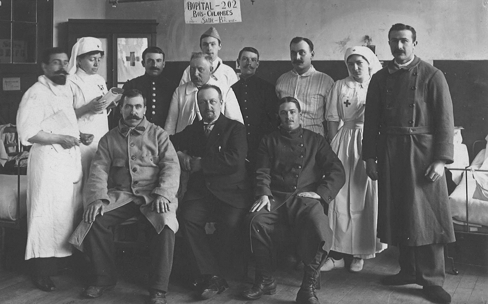 Infirmières, médecins et convalescents dans un dortoir