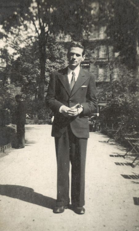 Portrait de Claude Billand, probablement dans le square de la République (actuel square Maréchal-de-Lattre-de-Tassigny), vers 1944